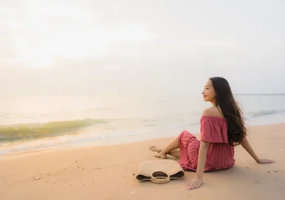 Busana Wanita Terbaik untuk Foto Estetik di Pantai