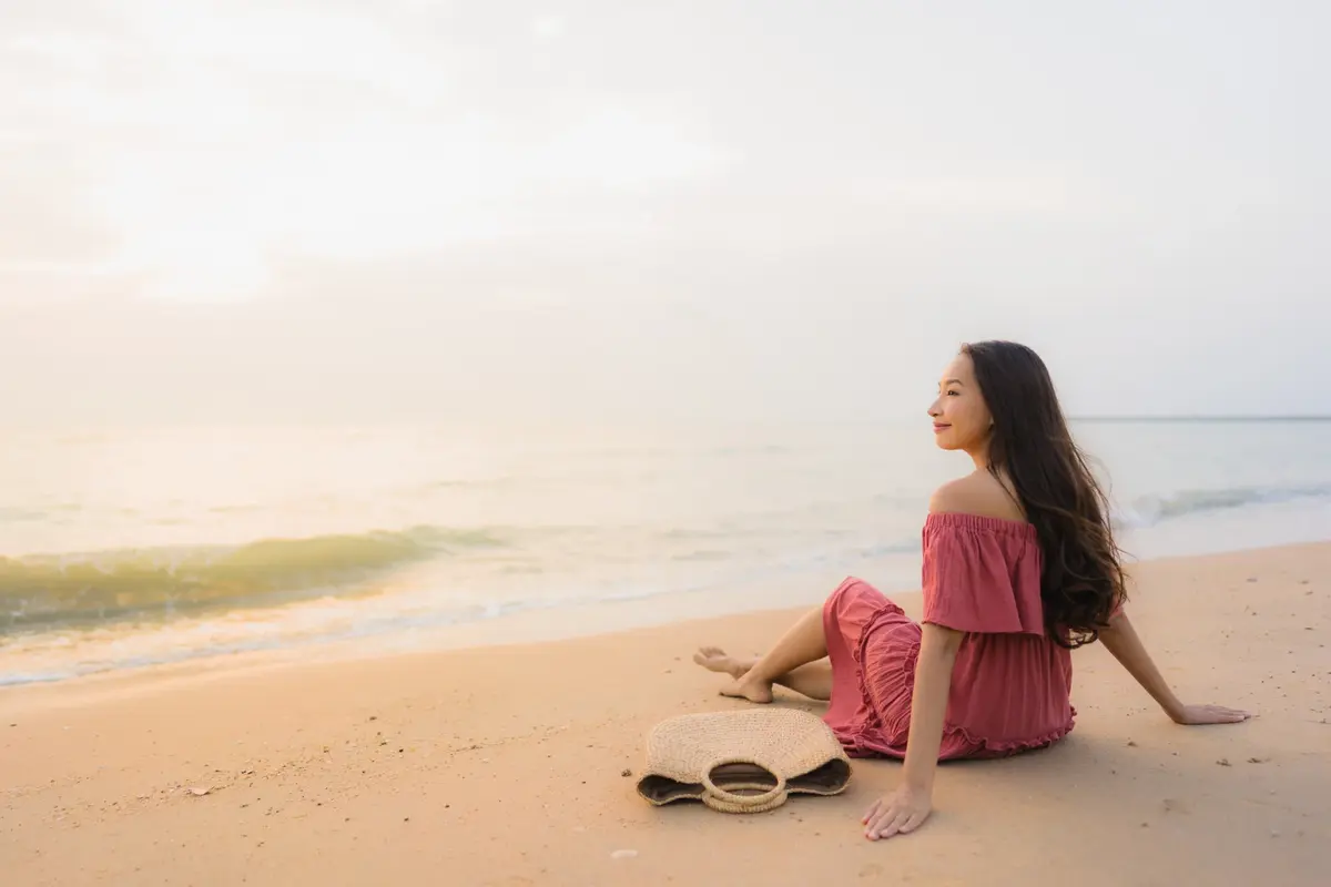 Busana Wanita Terbaik untuk Foto Estetik di Pantai