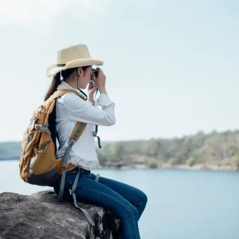 5 Busana Wanita Terbaik untuk Foto Estetik di Pantai